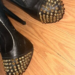High heels black and gold